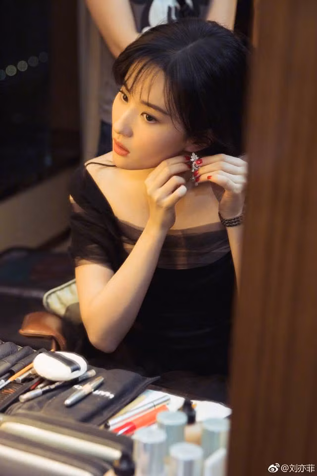 Bị mỉa mai hết thời, thần tiên tỷ tỷ Lưu Diệc Phi tái xuất với nhan sắc hoàn hảo miễn chê-15