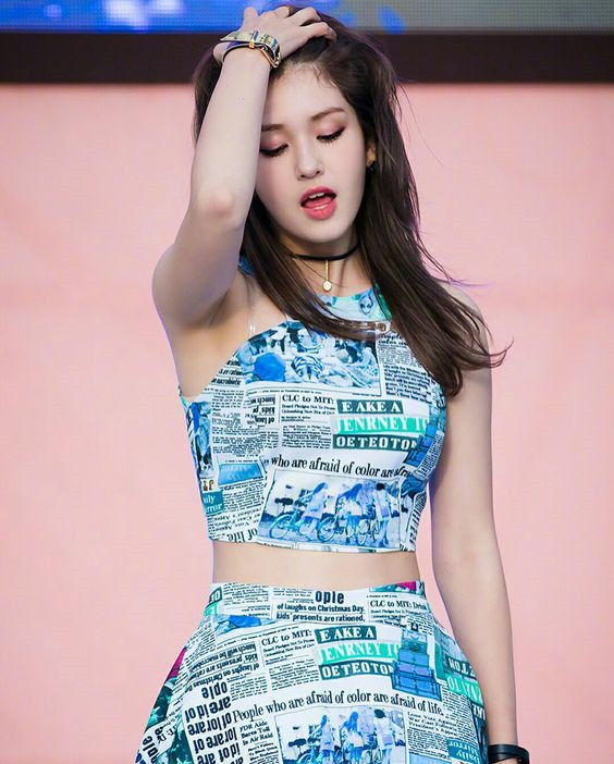 Somi: Từ khi bước chân vào Kbiz, Jeon Somi lập tức được chú ý nhờ vẻ đẹp lai hai dòng máu Hàn và Canada. "Bông hồng lai" sinh năm 2001 gây ấn tượng mạnh với vóc dáng thon thả, đường cong hút mắt và đôi chân dài miên man. 5
