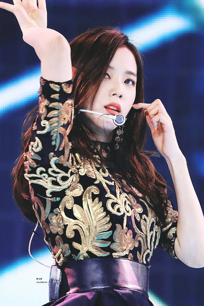 Sau mỗi cuộc trình diễn của Black Pink, hình ảnh của Jisoo luôn là chủ đề được tìm kiếm và thu hút sự quan tâm của cộng đồng mạng. Jisoo còn có thể biến hóa đa dạng với nhiều phong cách ngoại hình, từ quyến rũ, gợi cảm cho đến năng động, trẻ trung. 5