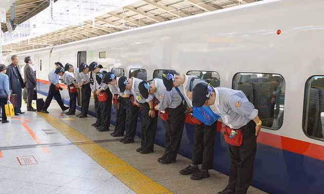 "7 phút" và câu chuyện đáng khâm phục trên mỗi chuyến tàu cao tốc Nhật Bản ảnh 5