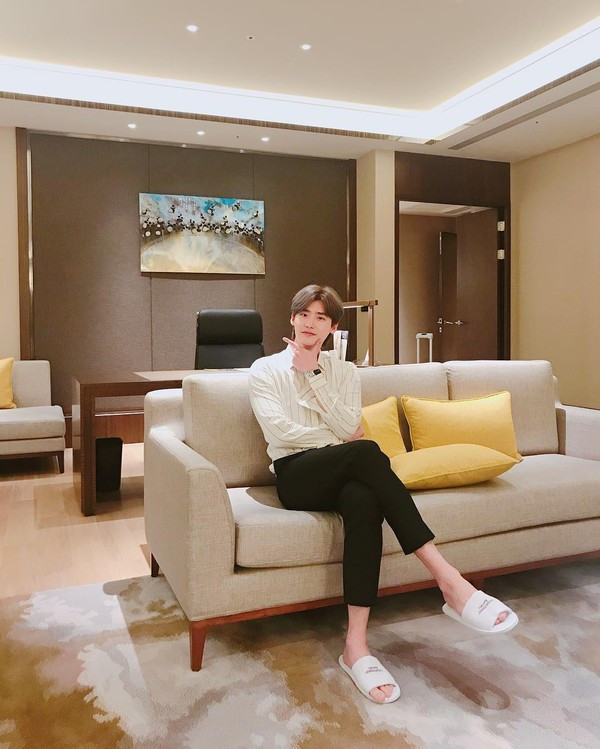 Cùng ngắm những bức ảnh tuyệt đẹp của Lee Jong Suk trước ngày nhập ngũ ảnh 11 Cùng ngắm những bức ảnh tuyệt đẹp của Lee Jong Suk trước ngày nhập ngũ