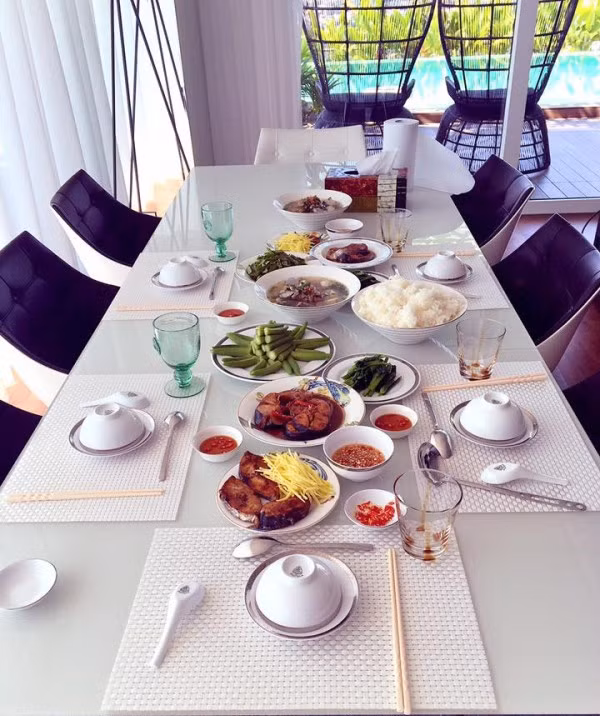 Căn bếp rộng rãi, thoáng, sang trọng với thiết kế thông ra vườn.