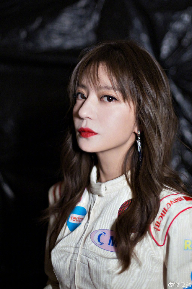 Triệu Vy lộ ảnh ngoài đời trái ngược hoàn toàn với trên mạng: Mặt mộc già xọm, nhăn nheo khó tin - Ảnh 4. Triệu Vy lộ ảnh ngoài đời trái ngược hoàn toàn với trên mạng: Mặt mộc già xọm, nhăn nheo khó tin - Ảnh 4.