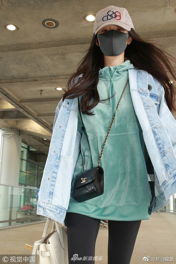 Sau khi được giải oan vụ hẹn hò với Tạ Đình Phong, Dương Mịch tiếp tục đến Hong Kong thăm bé Tiểu Gạo Nếp