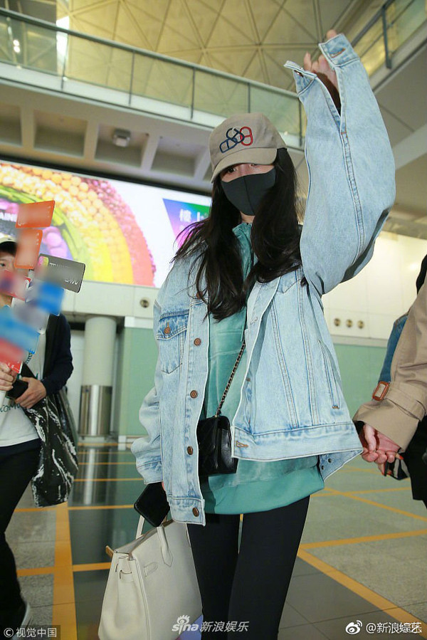 Sau khi được giải oan vụ hẹn hò với Tạ Đình Phong, Dương Mịch tiếp tục đến Hong Kong thăm bé Tiểu Gạo Nếp