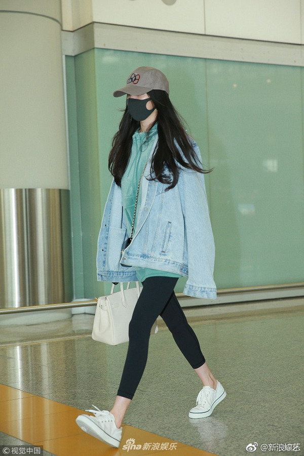 Sau khi được giải oan vụ hẹn hò với Tạ Đình Phong, Dương Mịch tiếp tục đến Hong Kong thăm bé Tiểu Gạo Nếp