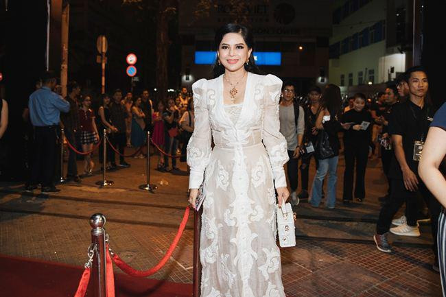 phong cach sang trong dang cap cua me chong ha tang - 15