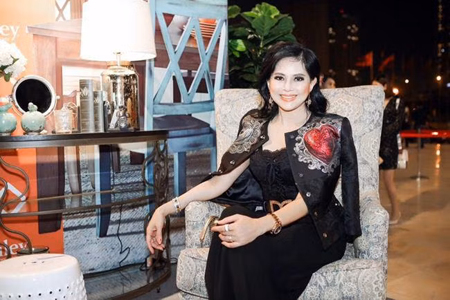 phong cach sang trong dang cap cua me chong ha tang - 17