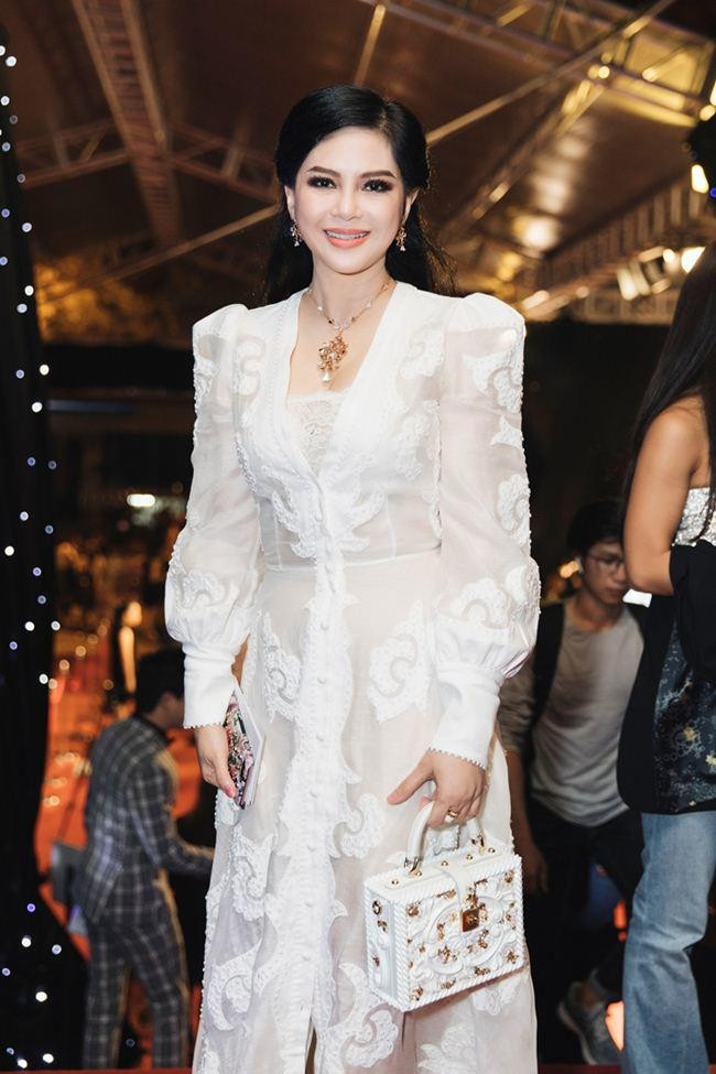 phong cach sang trong dang cap cua me chong ha tang - 14