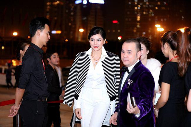 phong cach sang trong dang cap cua me chong ha tang - 11