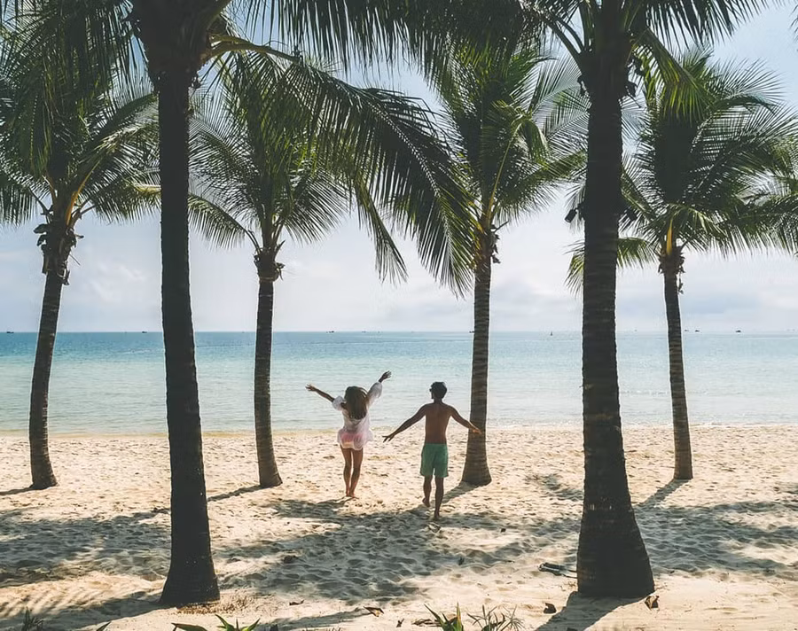 Khí hậu mát mẻ: Thay vì lựa chọn những đất nước châu Âu giá lạnh, với nhiệt độ trung bình 27 độ C quanh năm, Phú Quốc trở thành chốn tuyệt vời nhất để tận hưởng không khí mát mẻ, dễ chịu của mùa hè cũng như tổ chức tiệc cưới lý tưởng. Ảnh: Lemonytravels. 10 ly do khien dai gia An Do chon Phu Quoc la noi to chuc tiec cuoi hinh anh 4