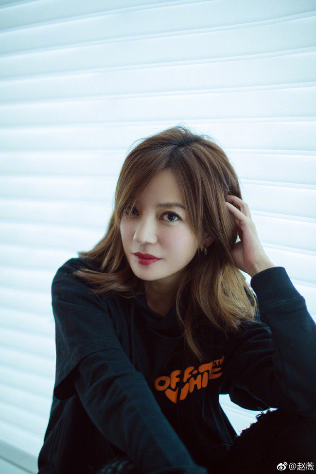 Triệu Vy lộ ảnh ngoài đời trái ngược hoàn toàn với trên mạng: Mặt mộc già xọm, nhăn nheo khó tin - Ảnh 3. Triệu Vy lộ ảnh ngoài đời trái ngược hoàn toàn với trên mạng: Mặt mộc già xọm, nhăn nheo khó tin - Ảnh 3.