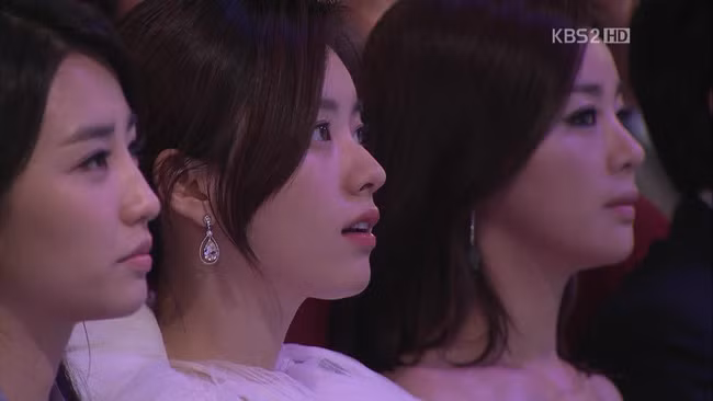 Loạt hình góc nghiêng gây bão của dàn sao châu Á: Người đẹp như tiên nữ, kẻ lộ dấu vết dao kéo - Ảnh 4.