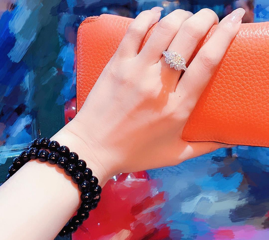 my nhan viet duoc tang nhan kim cuong: nhan ai "khung" nhat? - 7