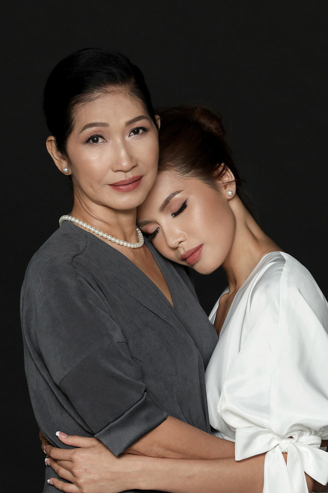 Chụp ảnh cùng con gái, mẹ Minh Tú khiến ai cũng xuýt xoa vì quá trẻ trung, xinh đẹp - Ảnh 2.