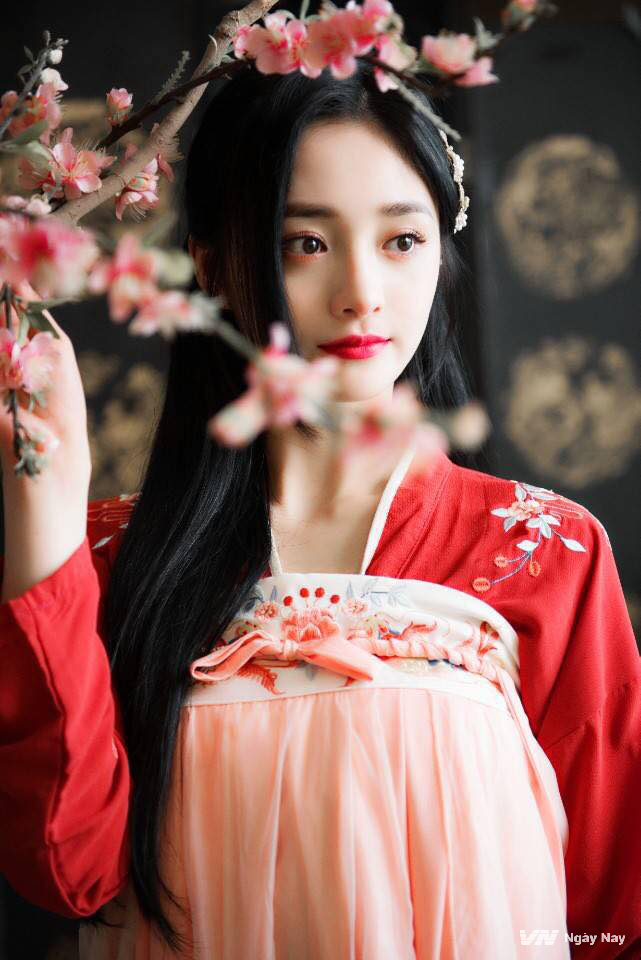 Dung mạo như hoa của mỹ nhân bị đồn hẹn hò với thiếu gia giàu nhất Trung Quốc ảnh 5 Dung mạo như hoa của mỹ nhân bị đồn cặp kè với thiếu gia giàu nhất Trung Quốc Vương Tư Thông-6
