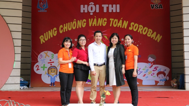 TS Nguyễn Thị Thanh (Áo đen, đứng giữa) chụp ảnh cùng Ban tổ chức cuộc thi