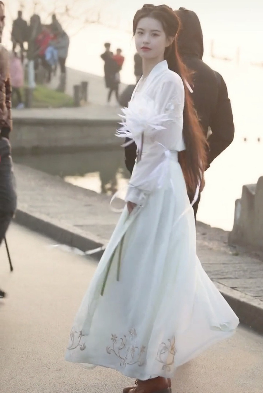 Xuất hiện nữ sinh với khí chất băng thanh ngọc khiết y hệt Tiểu Long Nữ, bước ra từ trường thi nghệ thuật - Ảnh 1. Xuất hiện nữ sinh với khí chất băng thanh ngọc khiết y hệt Tiểu Long Nữ, bước ra từ trường thi nghệ thuật - Ảnh 1.