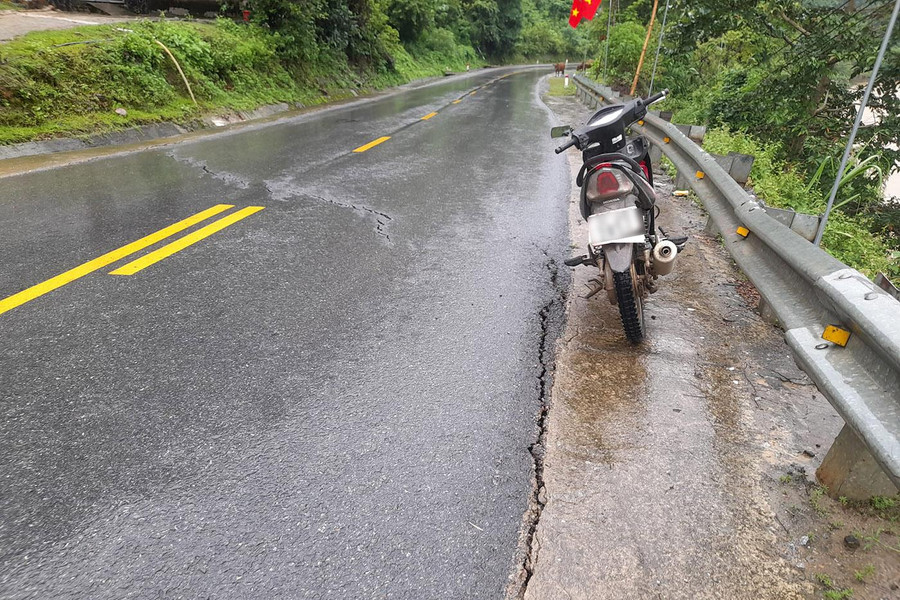 Quốc lộ 7A bị nứt nẻ, chạy dọc và ngang mặt đường. Ảnh: Lữ Phú Quốc lộ 7A bị nứt nẻ, chạy dọc và ngang mặt đường. Ảnh: Lữ Phú
