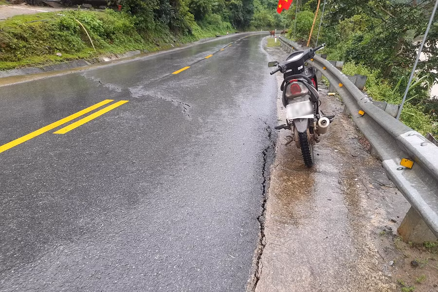 Quốc lộ 7A bị nứt nẻ, chạy dọc và ngang mặt đường. Ảnh: Lữ Phú