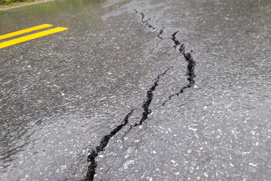 Vết nứt ngang đường khá to, nguy cơ sạt lở cao. Ảnh: Lữ Phú Vết nứt ngang đường khá to, nguy cơ sạt lở cao. Ảnh: Lữ Phú