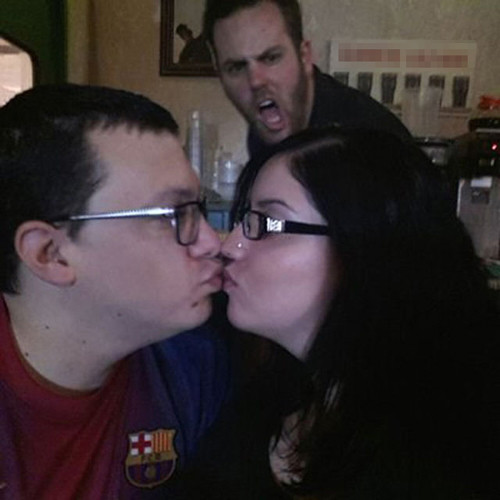 Hẳn anh chàng kia là fan phong trào rồi.