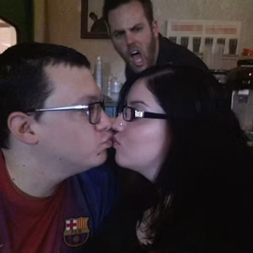 Hẳn anh chàng kia là fan phong trào rồi.