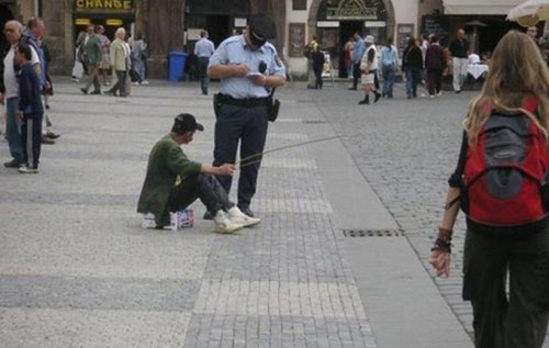 Bị phạt vì câu cá gây cản trở giao thông.