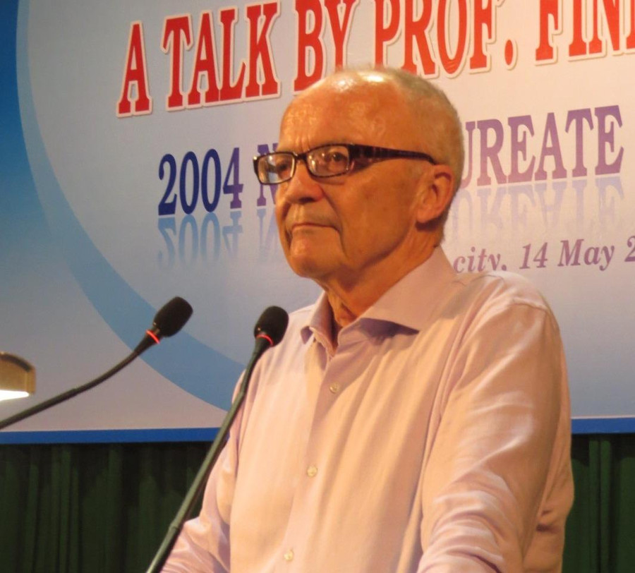 Giáo sư Finn Kydland tại buổi nói chuyện với giảng viên, sinh viên Trường Đại học Kinh tế Huế Giáo sư Finn Kydland tại buổi nói chuyện với giảng viên, sinh viên Trường Đại học Kinh tế Huế