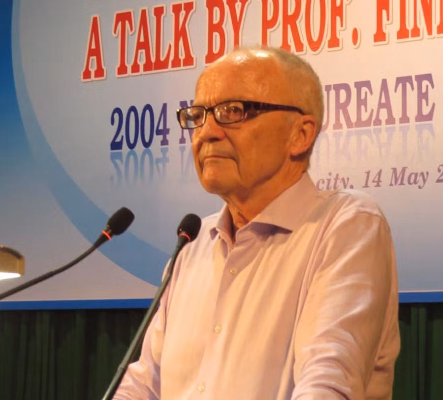 Giáo sư Finn Kydland tại buổi nói chuyện với giảng viên, sinh viên Trường Đại học Kinh tế Huế