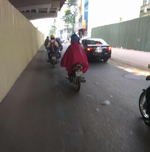 Ai nói áo mưa vô dụng trong mùa nóng.