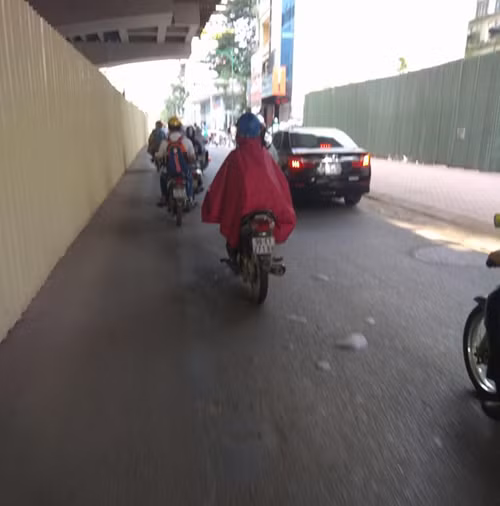 Ai nói áo mưa vô dụng trong mùa nóng.