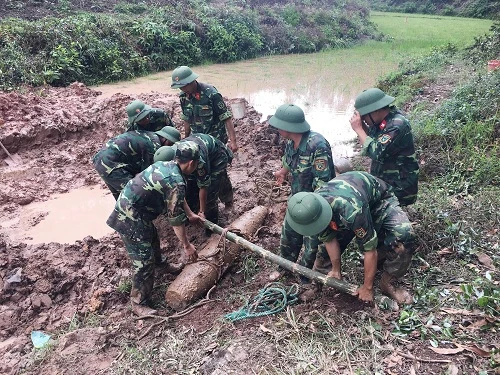 Lực lượng chức năng tiến hành di dời quả bom nặng 225kg. Ảnh: QTV