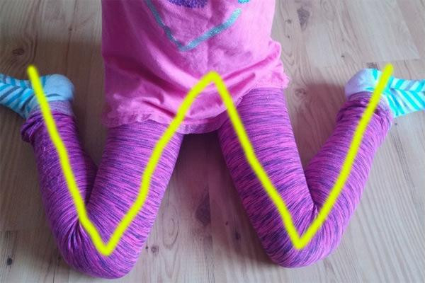 4 hành động mẹ tưởng tốt nhưng lại dễ khiến bé lớn lên chân ngắn, cong queo ảnh 2