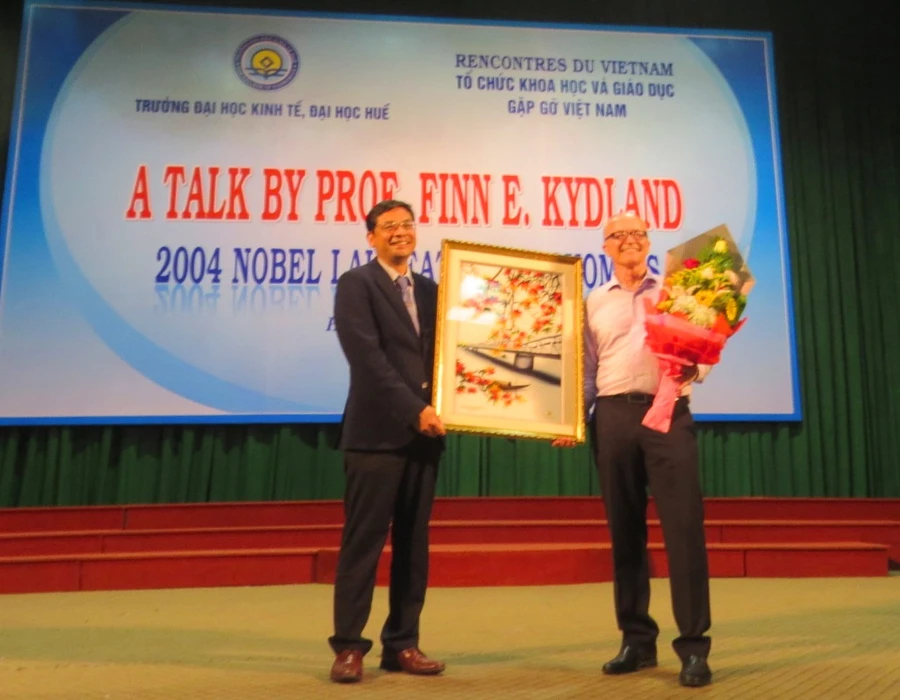  PGS. TS Trần Văn Hòa – Hiệu trưởng Trường ĐHKT Huế - tặng Giáo sư Finn Kydland bức tranh thêu kỷ niệm