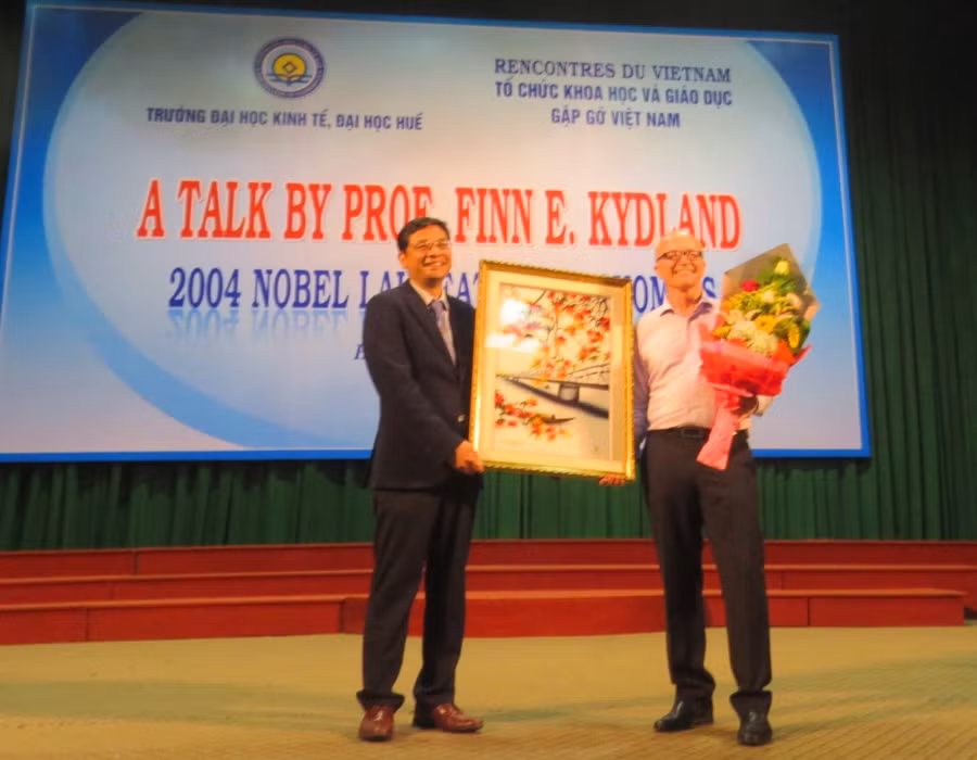  PGS. TS Trần Văn Hòa – Hiệu trưởng Trường ĐHKT Huế - tặng Giáo sư Finn Kydland bức tranh thêu kỷ niệm