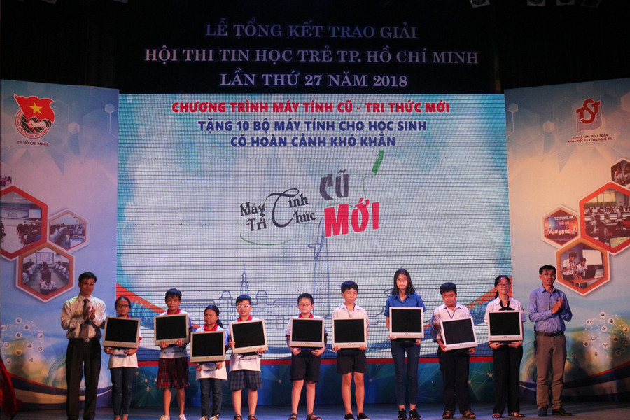 Ban Tổ chức tặng máy tính cho các em học sinh vùng khó Ban Tổ chức tặng máy tính cho các em học sinh vùng khó