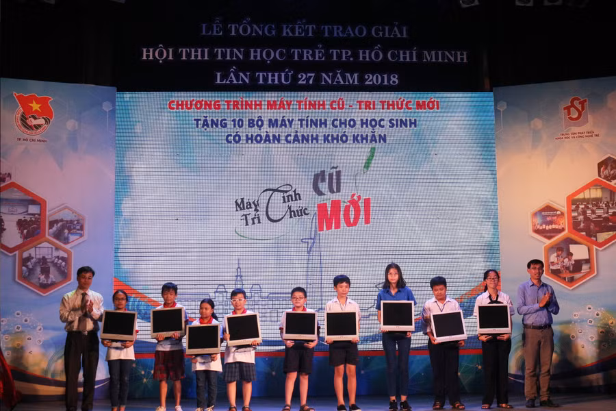 Ban Tổ chức tặng máy tính cho các em học sinh vùng khó