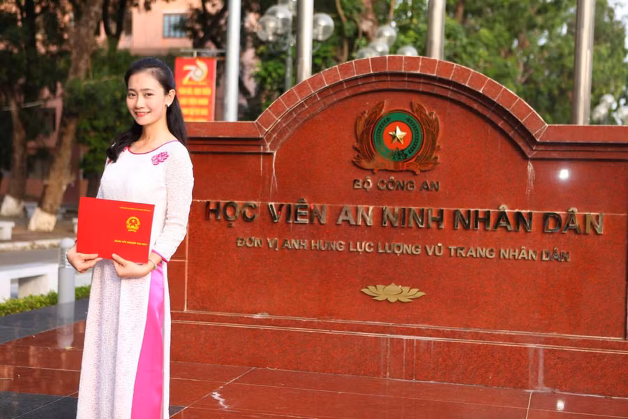 Nữ thủ khoa xinh đẹp và bảng thành tích đảng nể
