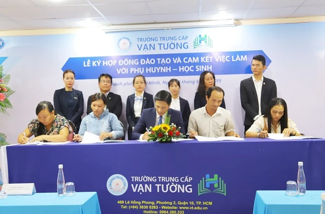 Ông Lê Anh Tuấn – Hiệu trưởng Trường Trung cấp Vạn Tường ký cam kết cùng Phụ huynh trước sự chứng kiến của các vị Đại diện, CBNV và Học sinh