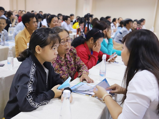 Phụ huynh và học sinh được tư vấn và giải đáp các thắc mắc về quá trình học và chính sách của trường Phụ huynh và học sinh được tư vấn và giải đáp các thắc mắc về quá trình học và chính sách của trường