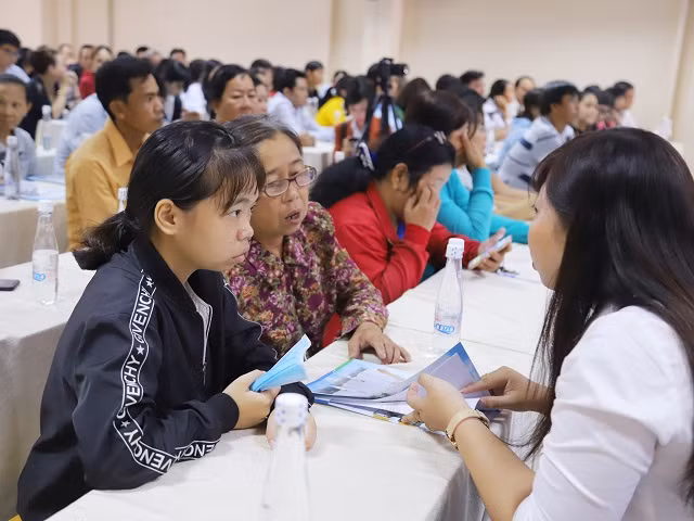 Phụ huynh và học sinh được tư vấn và giải đáp các thắc mắc về quá trình học và chính sách của trường