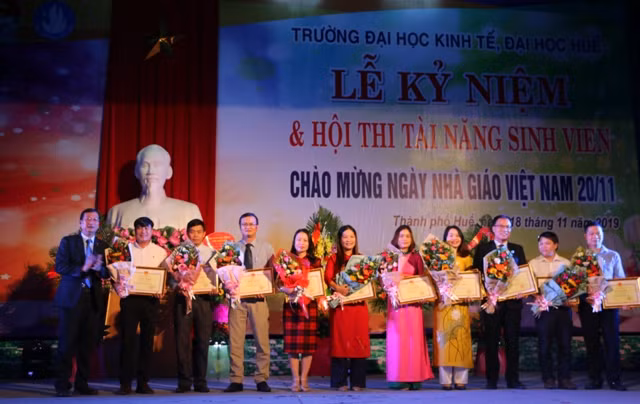 Tặng bằng khen của Bộ trưởng Bộ GD&ĐT cho 3 tập thể và 9 cá nhân hoàn thành xuất sắc nhiệm vụ