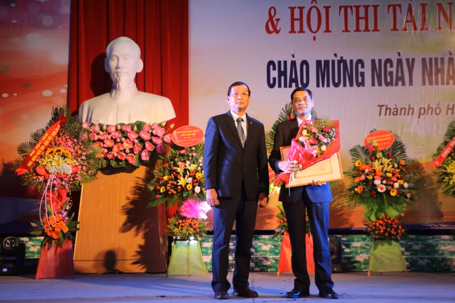 TS. Trương Quý Tùng – PGĐ ĐH Huế trao bằng khen của Bộ trưởng Bộ GD&ĐT tặng tập thể Trường ĐH Kinh tế Huế