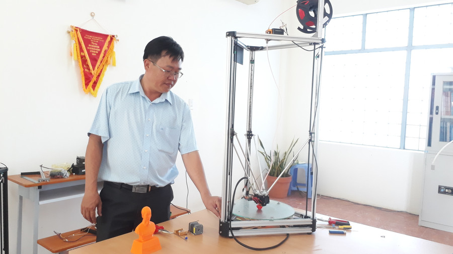 Thầy Hoàng và máy in 3D giá rẻ của nhóm nghiên cứu. Ảnh: Trúc Hân Thầy Hoàng và máy in 3D giá rẻ của nhóm nghiên cứu. Ảnh: Trúc Hân