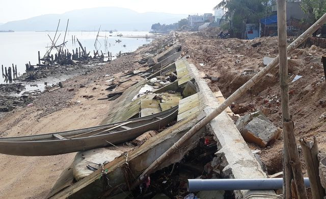 Cận cảnh kè sông gần 12 tỷ đồng chưa bàn giao đã bị sóng đánh tan nát - 9 Cận cảnh kè sông gần 12 tỷ đồng chưa bàn giao đã bị sóng đánh tan nát - 9