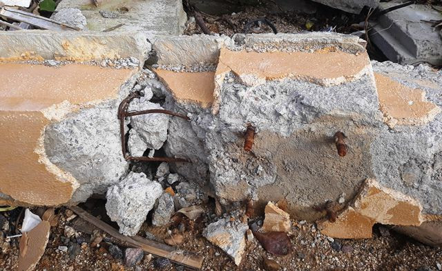 Cận cảnh kè sông gần 12 tỷ đồng chưa bàn giao đã bị sóng đánh tan nát - 6 Cận cảnh kè sông gần 12 tỷ đồng chưa bàn giao đã bị sóng đánh tan nát - 6