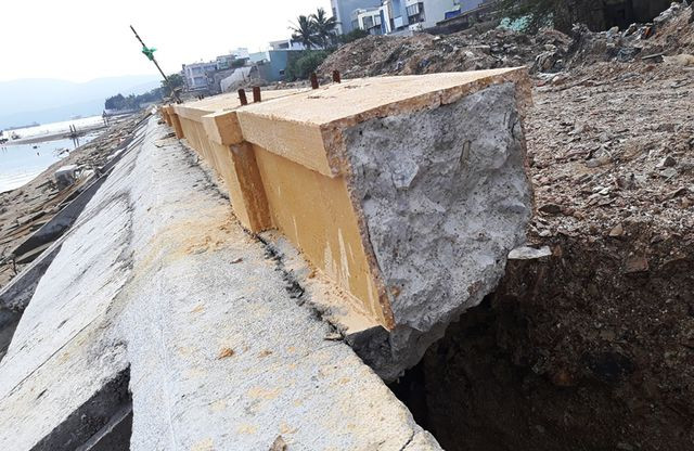 Cận cảnh kè sông gần 12 tỷ đồng chưa bàn giao đã bị sóng đánh tan nát - 3 Cận cảnh kè sông gần 12 tỷ đồng chưa bàn giao đã bị sóng đánh tan nát - 3
