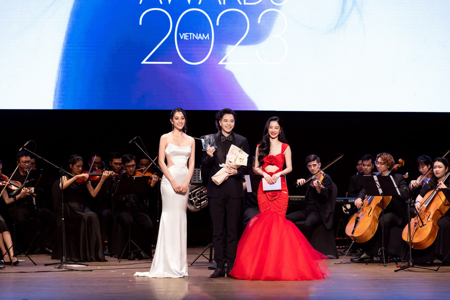 Bên cạnh giải thưởng Best Face, Hoa hậu Tiểu Vy còn trực tiếp xướng tên và trao giải cho nam ca sĩ, nhạc sĩ, nhà sản xuất âm nhạc Trịnh Thăng Bình tại hạng mục Best Looking Gentleman.