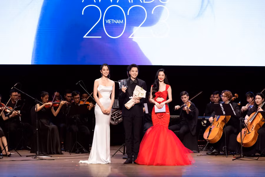 Bên cạnh giải thưởng Best Face, Hoa hậu Tiểu Vy còn trực tiếp xướng tên và trao giải cho nam ca sĩ, nhạc sĩ, nhà sản xuất âm nhạc Trịnh Thăng Bình tại hạng mục Best Looking Gentleman.